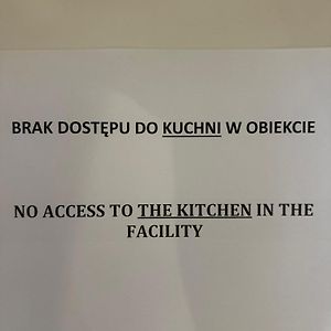 Mały pokój z dwoma pojedynczymi łóżkami